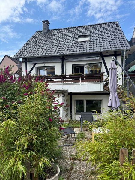 Wohnen und attraktive Mieteinnahmen -  Einfamilienhaus mit 20 Garagenstellplät